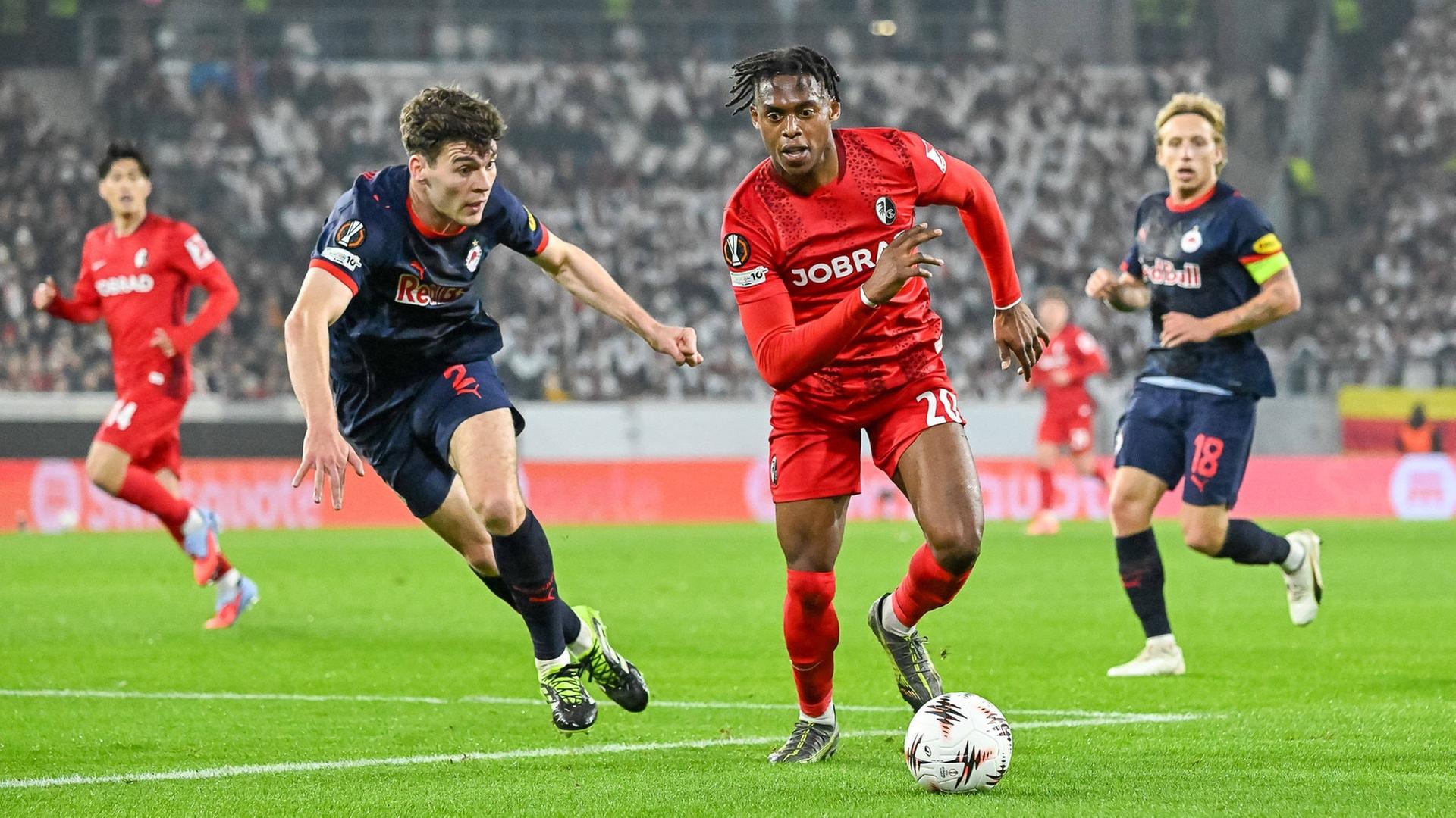 Freiburgs Junior Adamu im Laufduell mit Jacob Rasmussen (FC Red Bull Salzburg). | IMAGO, IMAGO / Eibner