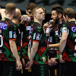  Bennet Wiegert und Omar Ingi Magnusson in der Auszeit