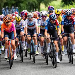 Das Hauptfeld der Tour de France Femmes in Aktion