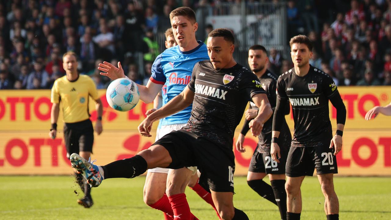Fußballprofi Jamie Leweling vom VfB Stuttgart nimmt im Bundesligaspiel bei Holstein Kiel den Ball an. | dpa/Charisius
