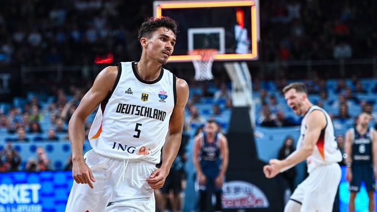 Tristan da Silva (l.) trifft von der Mittellinie im Spiel gegen Slowenien | IMAGO/ZUMA Press Wire Tristan da Silva (l.) trifft von der Mittellinie im Spiel gegen Slowenien