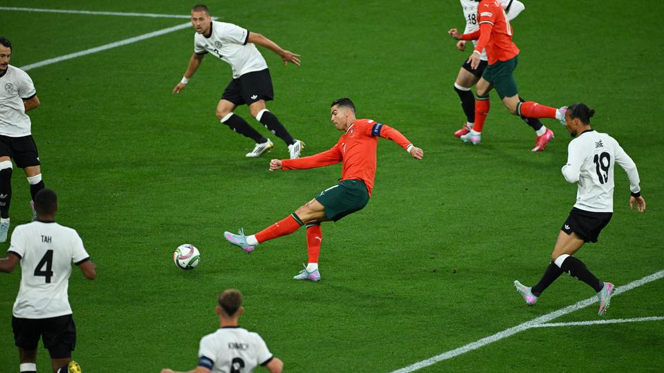 Cristiano Ronaldo kommt umringt von Deutschen Spielern zum Abschluss
