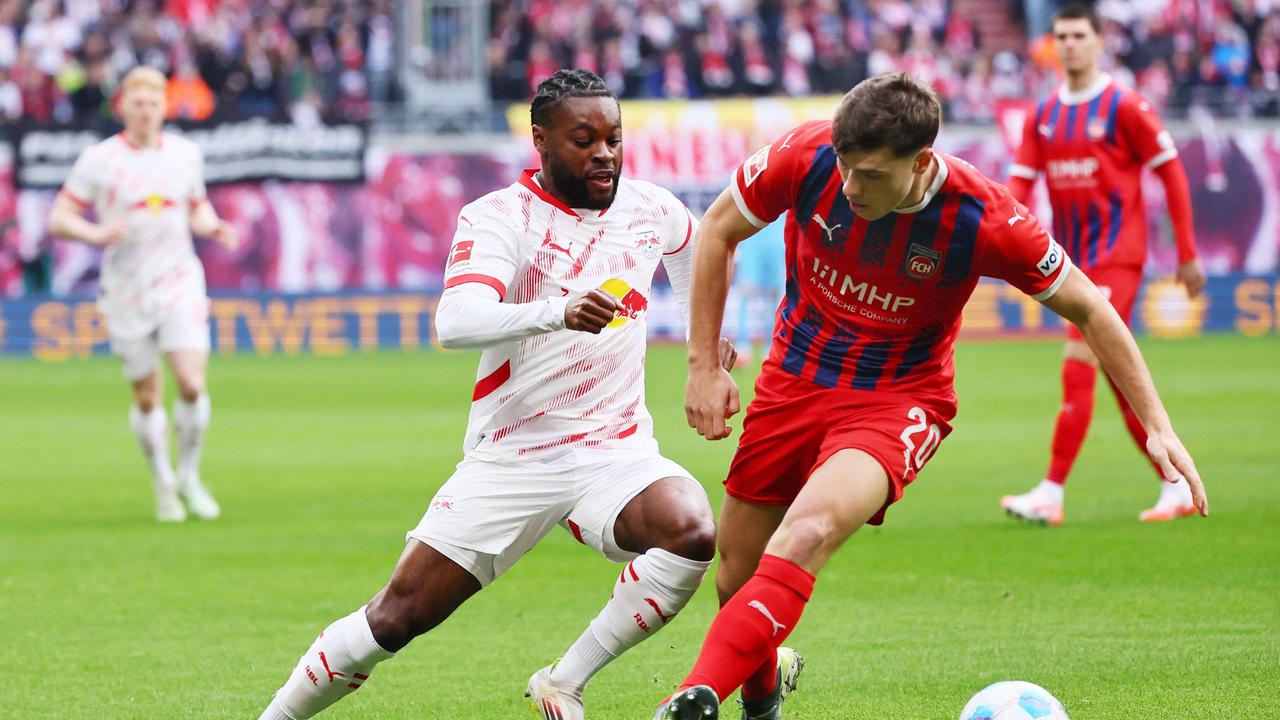 Leipzig's Ridle baku im Zweikampf mit Heidenheim's Luca Kerber | IMAGO / Picture Point LE