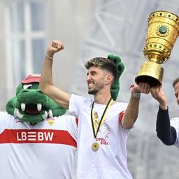 Atakan Karazor und Sebastian Hoeneß vom VfB Stuttgart feiern mit dem DFB-Pokal