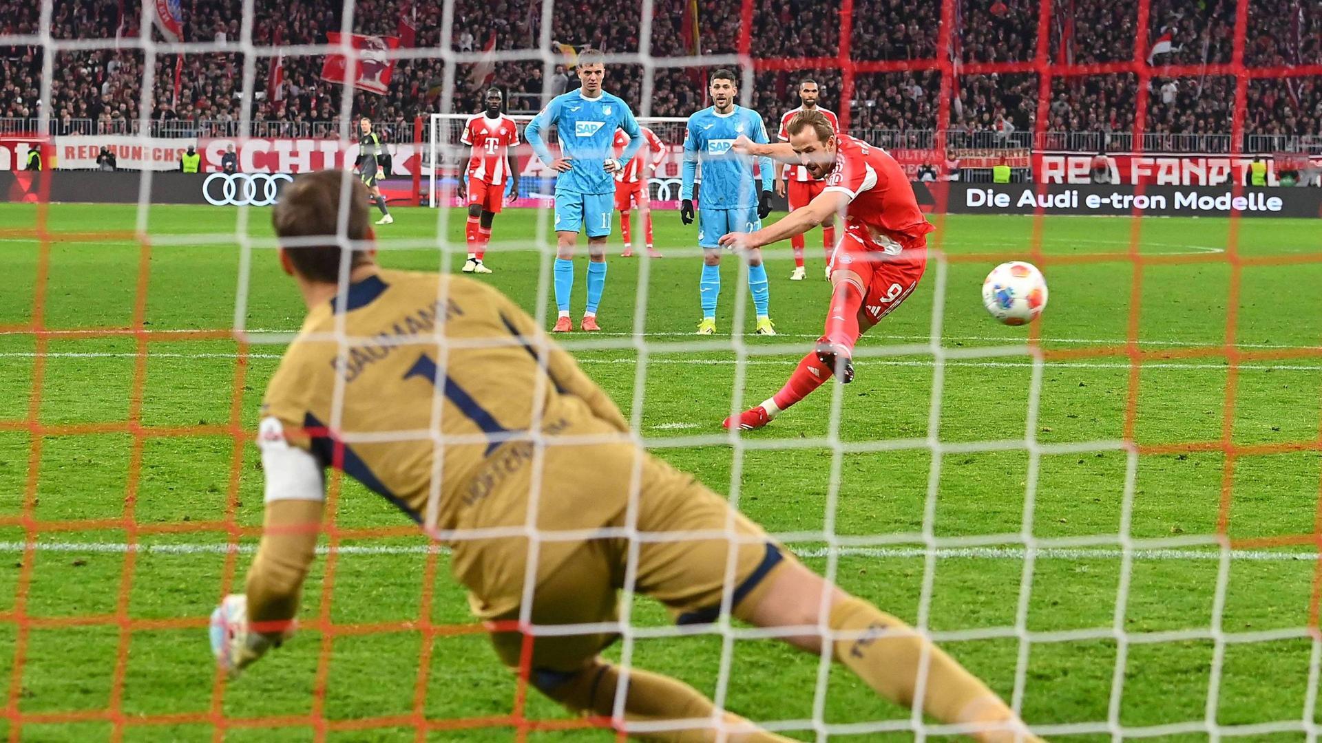 Harry Kane überwindet Oliver Baumann vom Punkt | IMAGO/Sven Simon