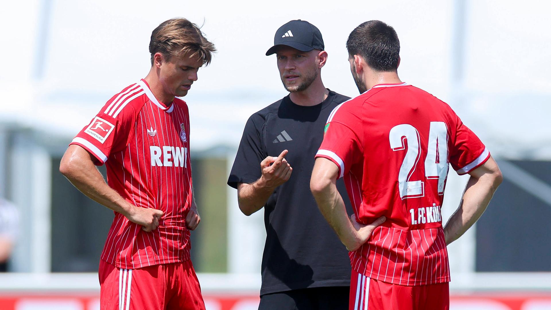 Kölns Trainer Rene Wagner im Gespräch mit seinen Spielern | IMAGO / Jan Huebner