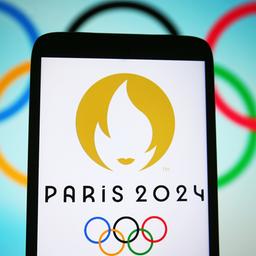 Ein Handy mit dem Schriftzug "Paris 2024" und den Olympischen Ringen