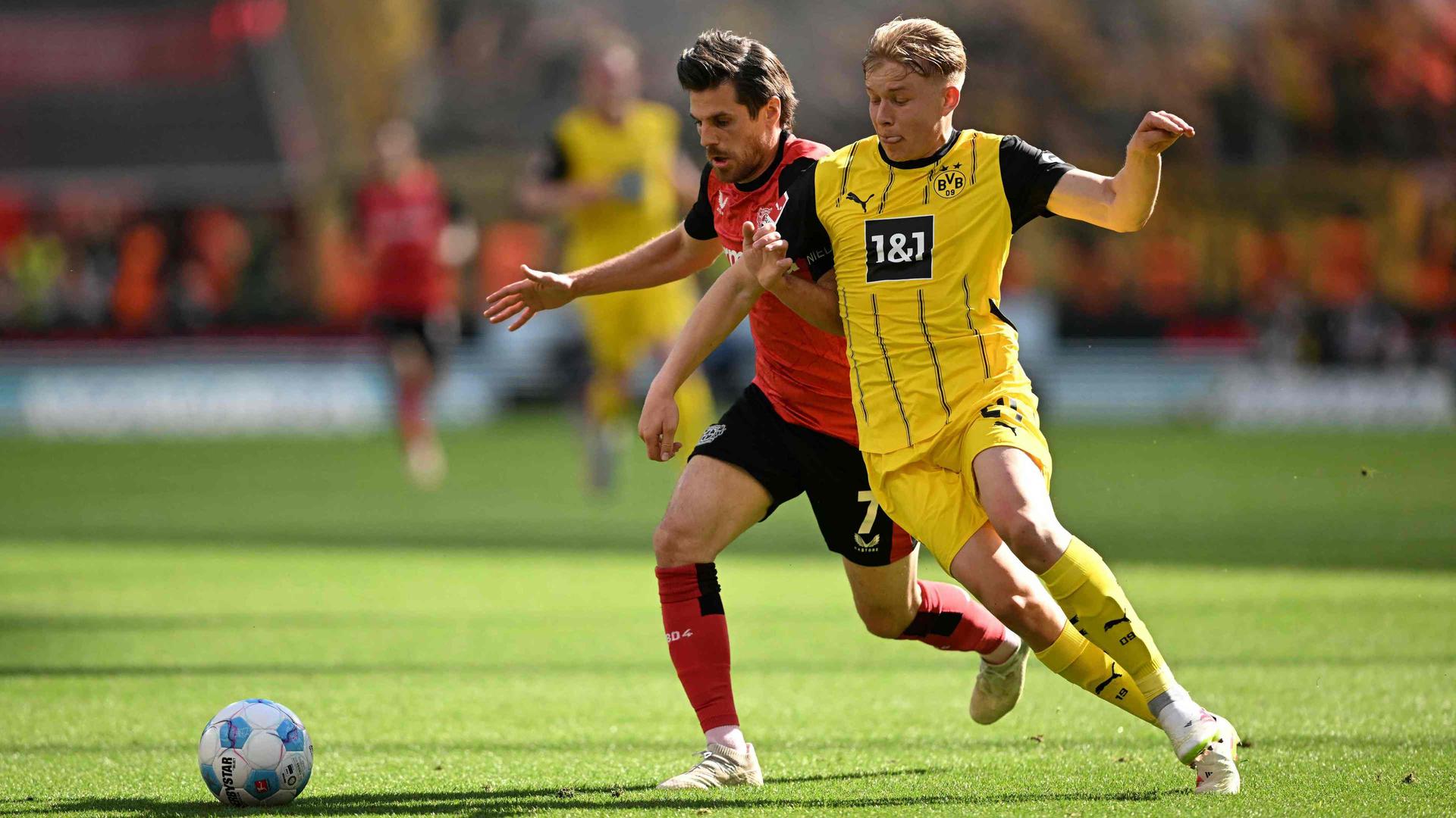 Leverkusens jonas Hofmann (l.) im Zweikampf mit Dortmunds Daniel Svensson | AFP