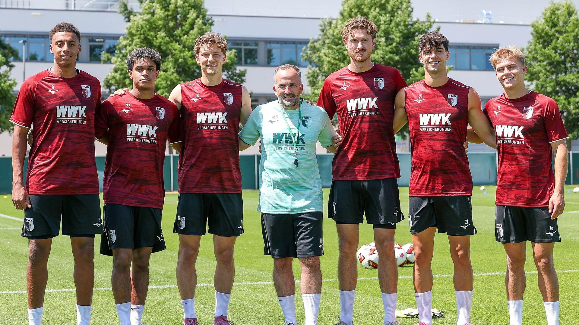 Sechs Neue für Trainer Manuel Baum (Mitte) beim FC Augsburg | picture-alliance / dpa