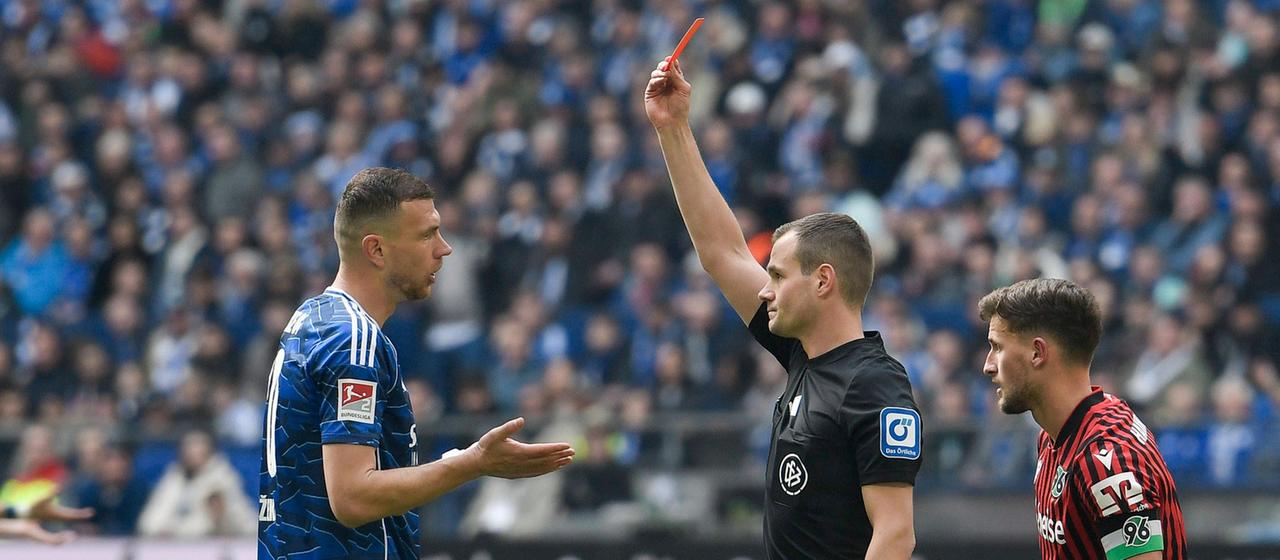 Edin Dzeko sieht die Rote Karte von Schiedsrichter Robin Braun