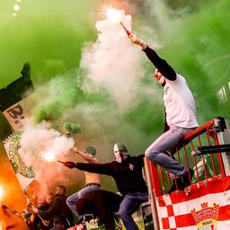  Fans des SV Werder Bremen zünden Pyrotechnik
