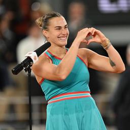 Aryna Sabalenka zeigt ein Herz ins Publikum