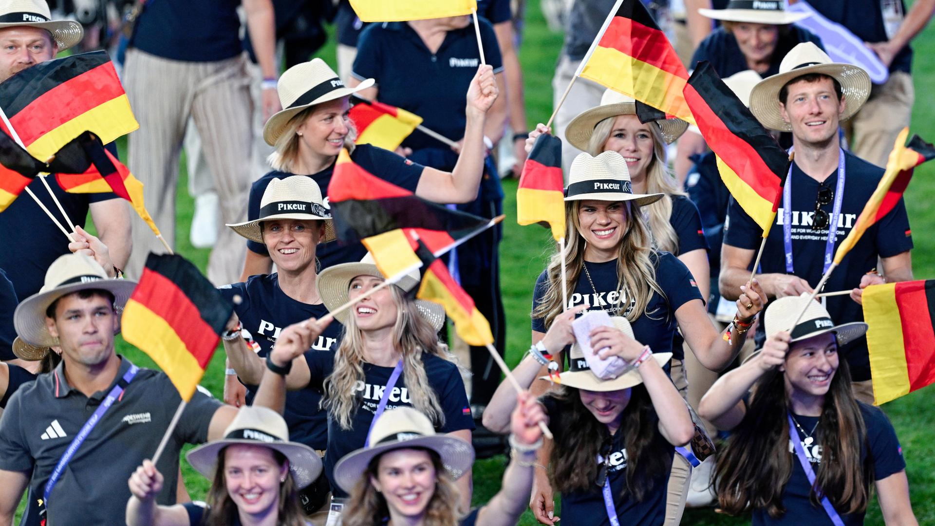 Deutsches Team beim Einlauf der Nationen  | dpa/ Uwe Ansbach
