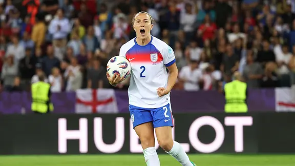 Englands Lucy Bronze bejubelt einen verwandelten Elfmeter gegen Schweden.