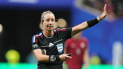 US-Schiedsrichtern Tori Penso pfiff das Spiel zwischen Tschechien und Südafrika