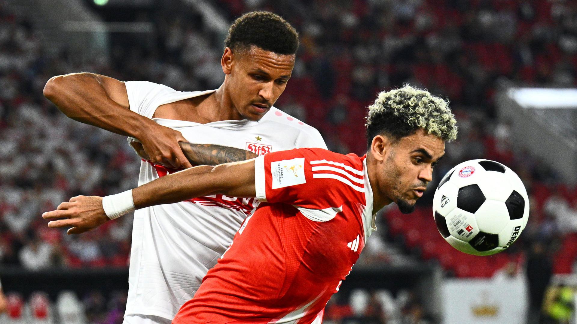 Luca Jaquez im Zweikampf mit Luis Díaz | dpa