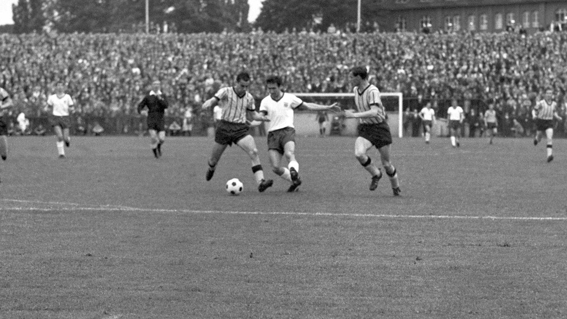 Szene aus dem Aufstiegsspiel Alemania Aachen - FC Bayern München (1965) | WDR / picture alliance / dpa