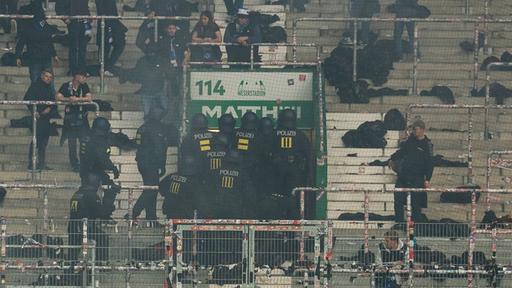 Polizisten in der Fankurve im Bremer Weserstadion
