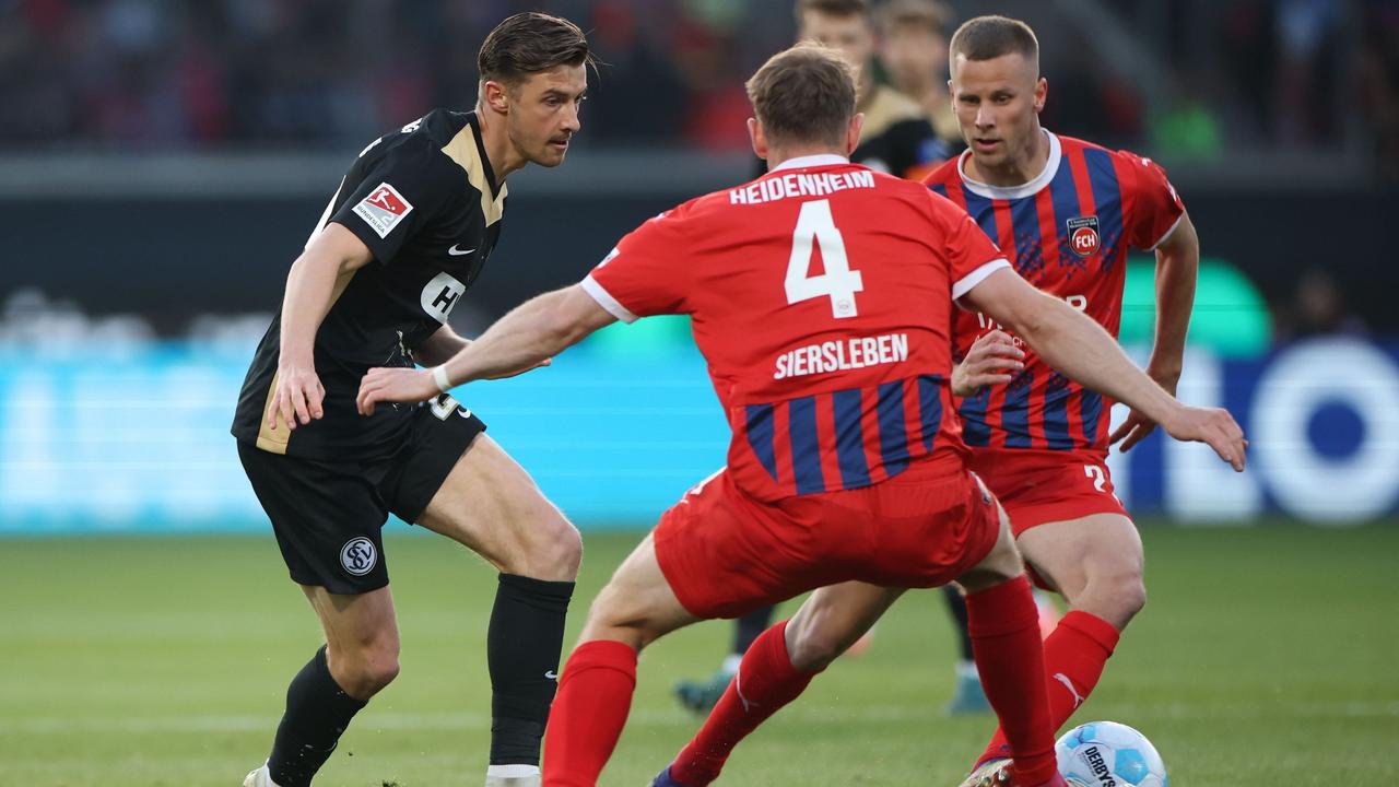 Elversbergs Lukas Petkov wird verteidigt von Heidenheims Tim Siersleben und Adrian Beck | Alex Grimm/Getty Images