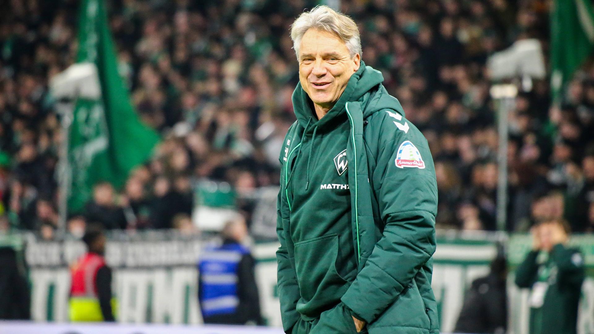 Horst Steffen steht im Weser-Stadion und lächelt. | Imago | Steinsiek.ch