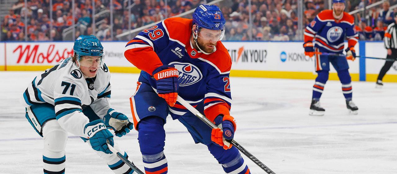 Leon Draisaitl (r.) im Zweikampf mit Macklin Celebrini (l.)