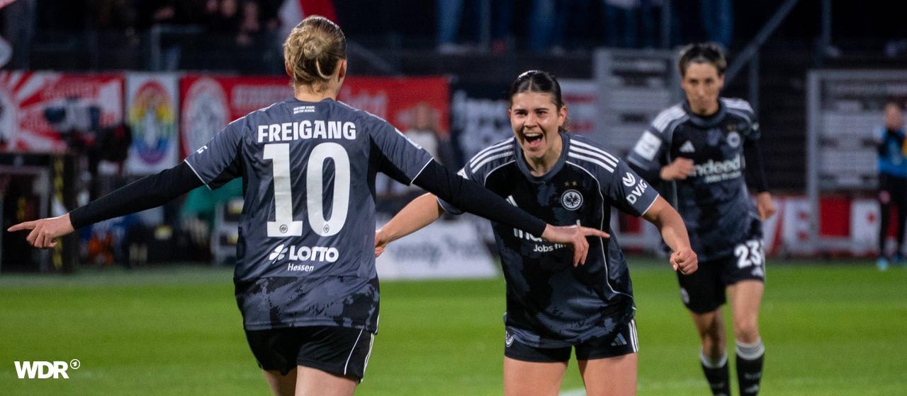 Frankfurts Laura Freigang (l.) jubelt nach ihrem Treffer