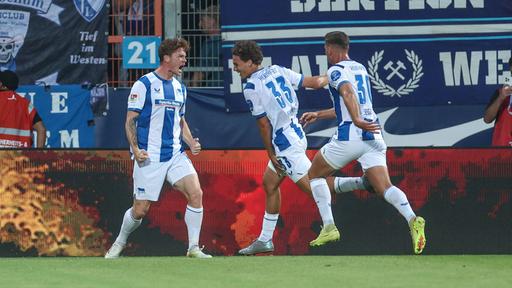 Hertha BSC jubelt nach seinem Tor zum 0 zu 1.