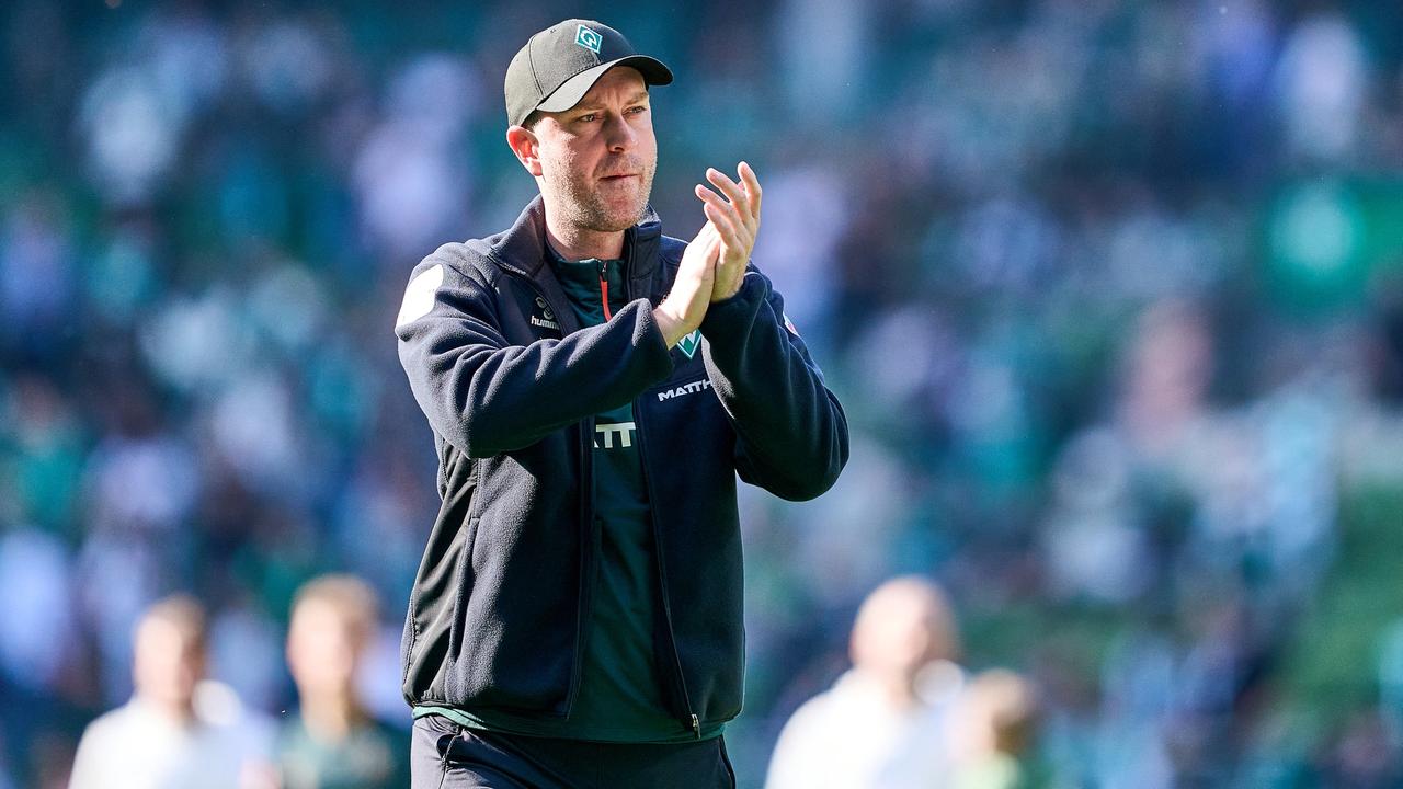 Werder-Trainer Ole Werner applaudiert nach dem Spiel gegen Leipzig den Bremer Fans im Weser-Stadion. | Gumzmedia | Andreas Gumz