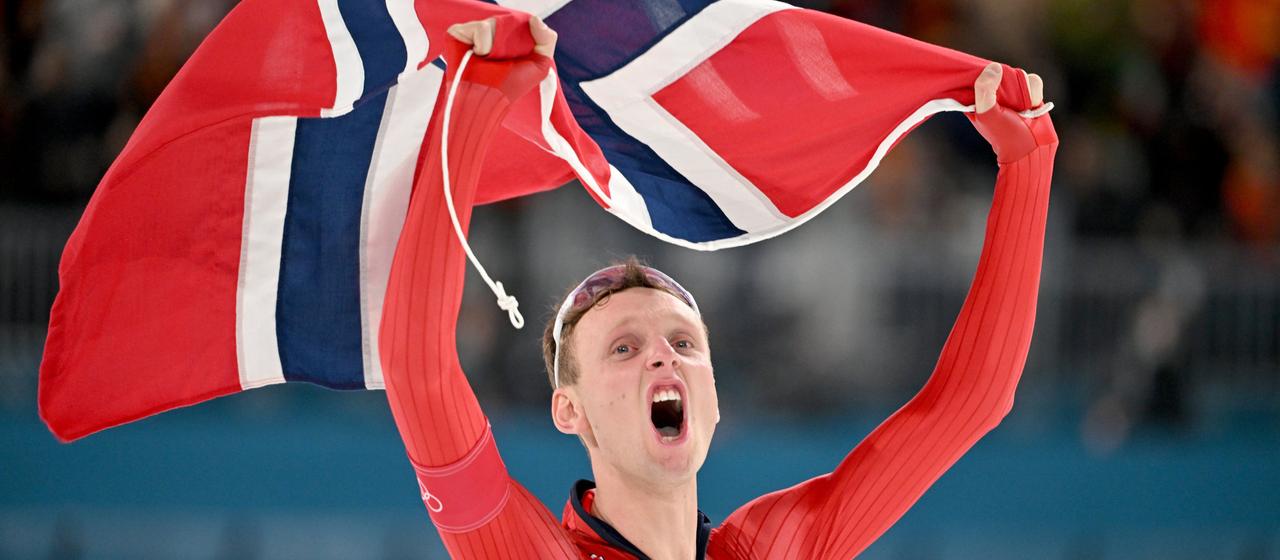 Sander Eitrem jubelt über seinen Sieg im Eisschnelllaufen über 5000 Meter