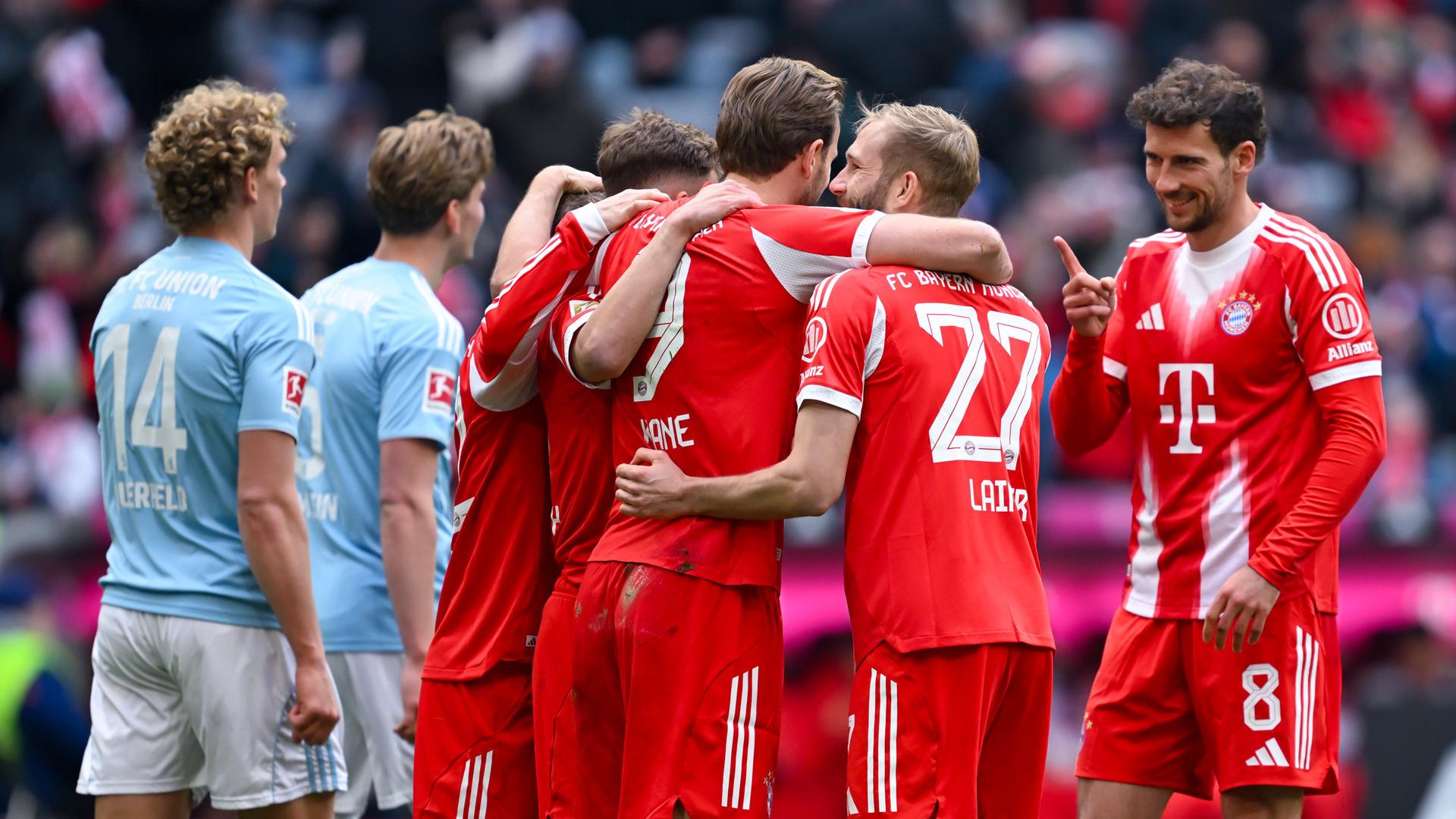 Гарри Кейн празднует свой гол с товарищами по команде