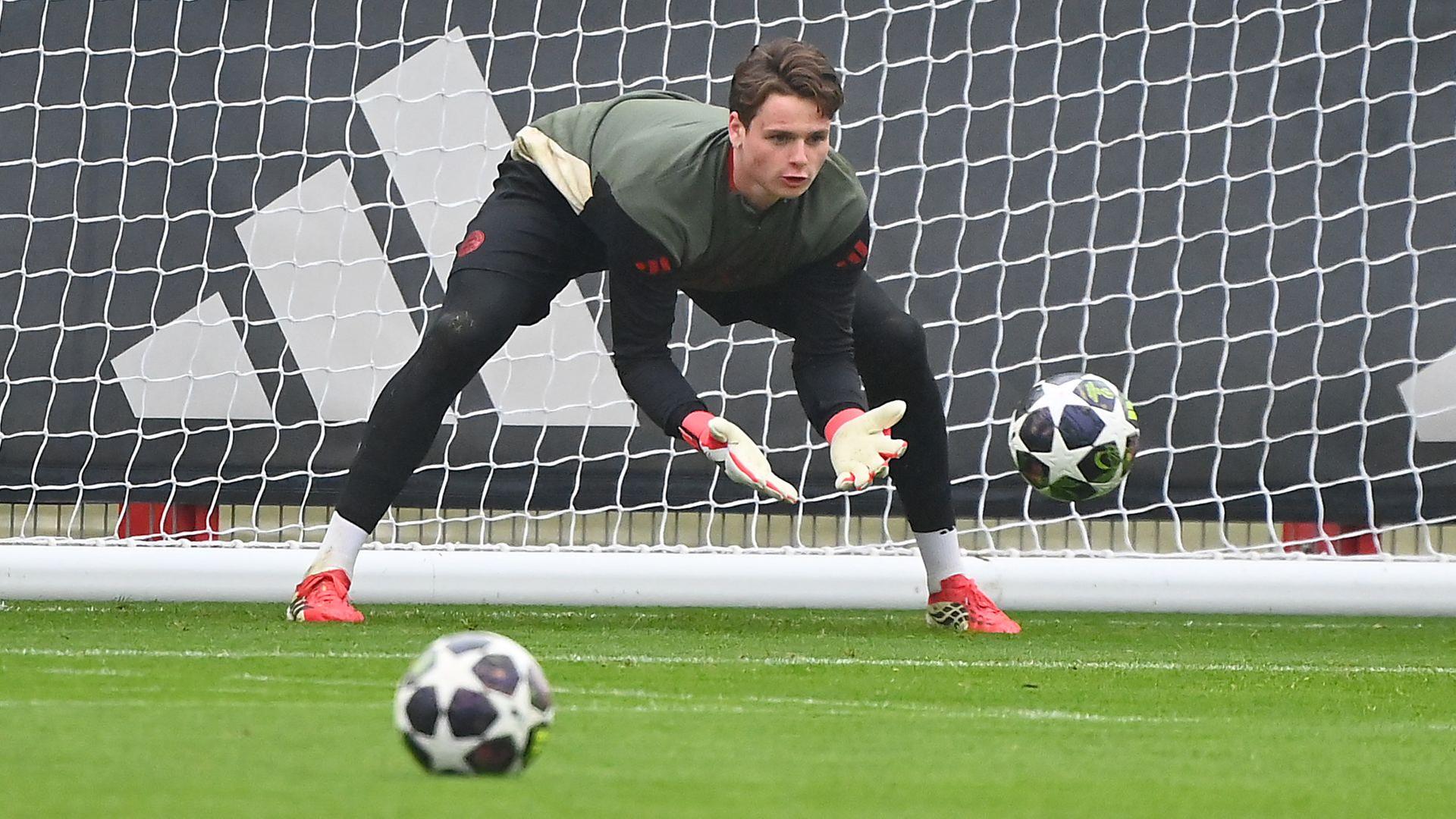 Jonas Urbig im Abschlusstraining vor Atalanta Bergamo | picture alliance / SvenSimon | Frank Hoermann