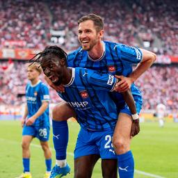 Die Heidenheimer Omar Traore (u.) und Marvin Pieringer (o.) bejubeln einen Treffer in Köln