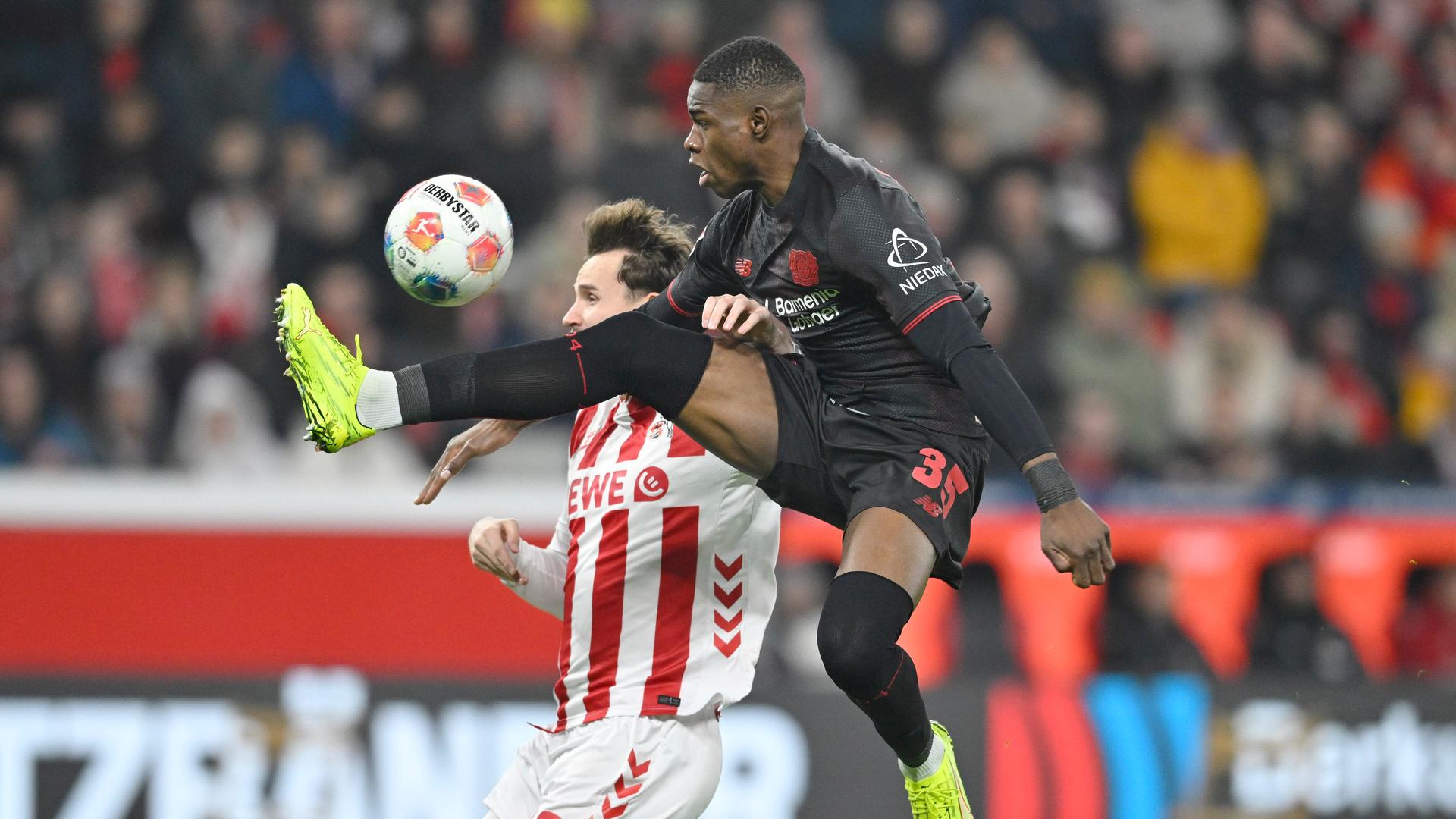  Rav van den Berg (l) gegen Christian Kofane (r) | ddp/Sven Simon