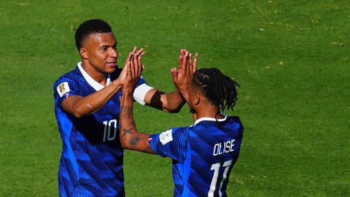 Michael Olise und Kylian Mbappe jubeln gemeinsam