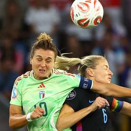 Englands Leah Williamson (r.) und Italiens Cristiana Girelli kämpfen um den Ball.