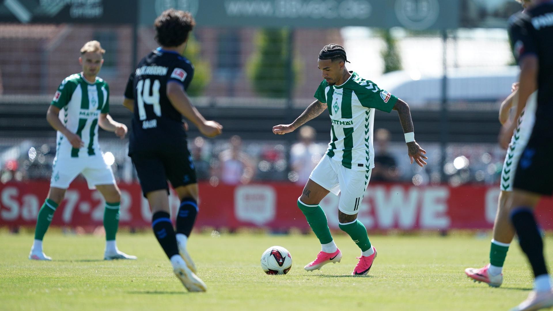 Justin Njinmah führt den Ball am Fuß. Neben ihm rennen weitere Fußballer über den Platz. | Gumzmedia | Andreas Gumz
