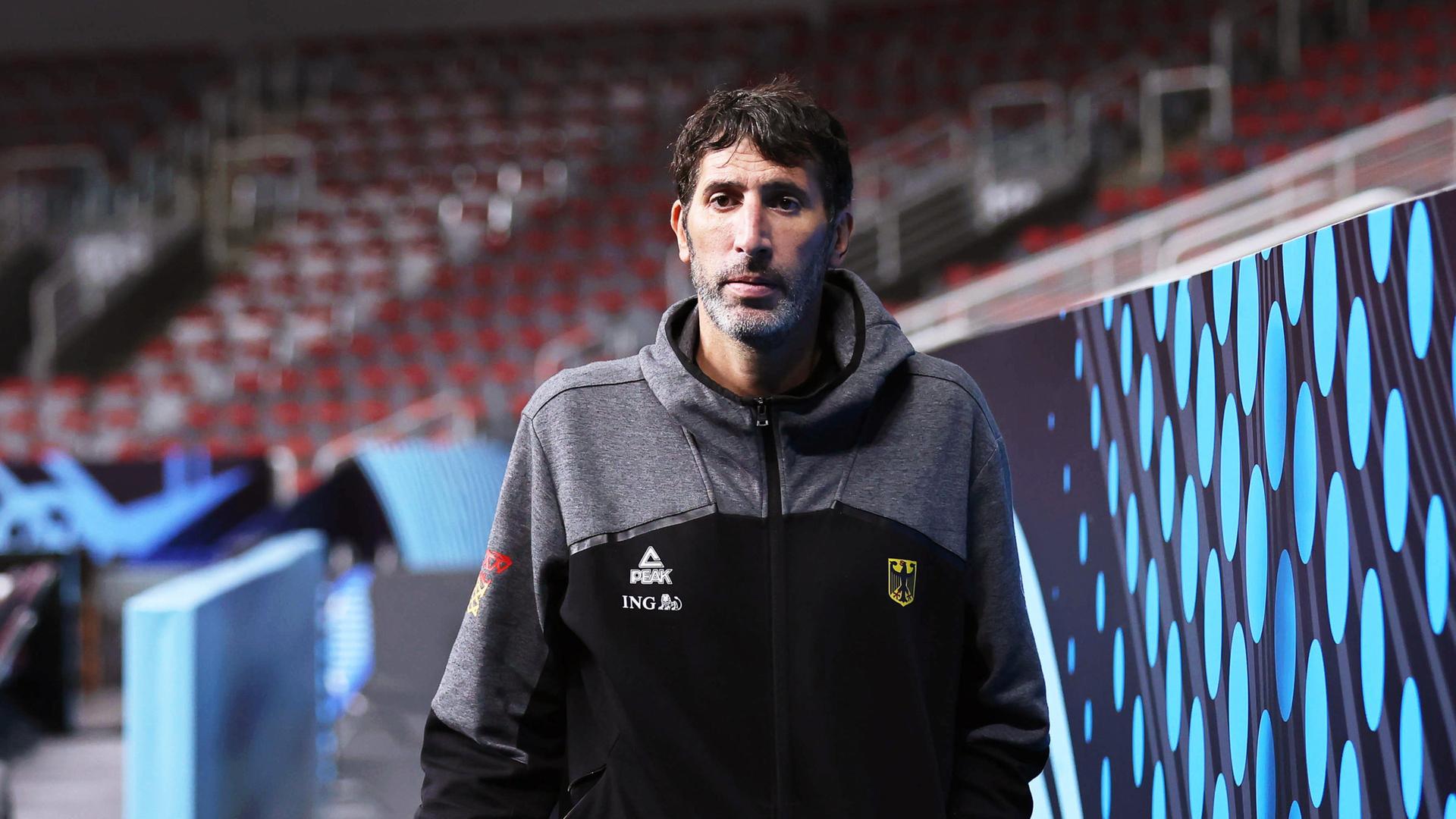 Deutschlands Basketball-Bundestrainer Alex Mumbru geht durch die Halle | Matthias Stickel/dpa
