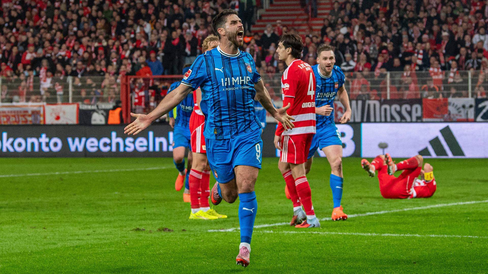 Heidenheims Stefan Schimmer (v.) jubelt vor dem Auswärtsblock | IMAGO / Matthias Koch