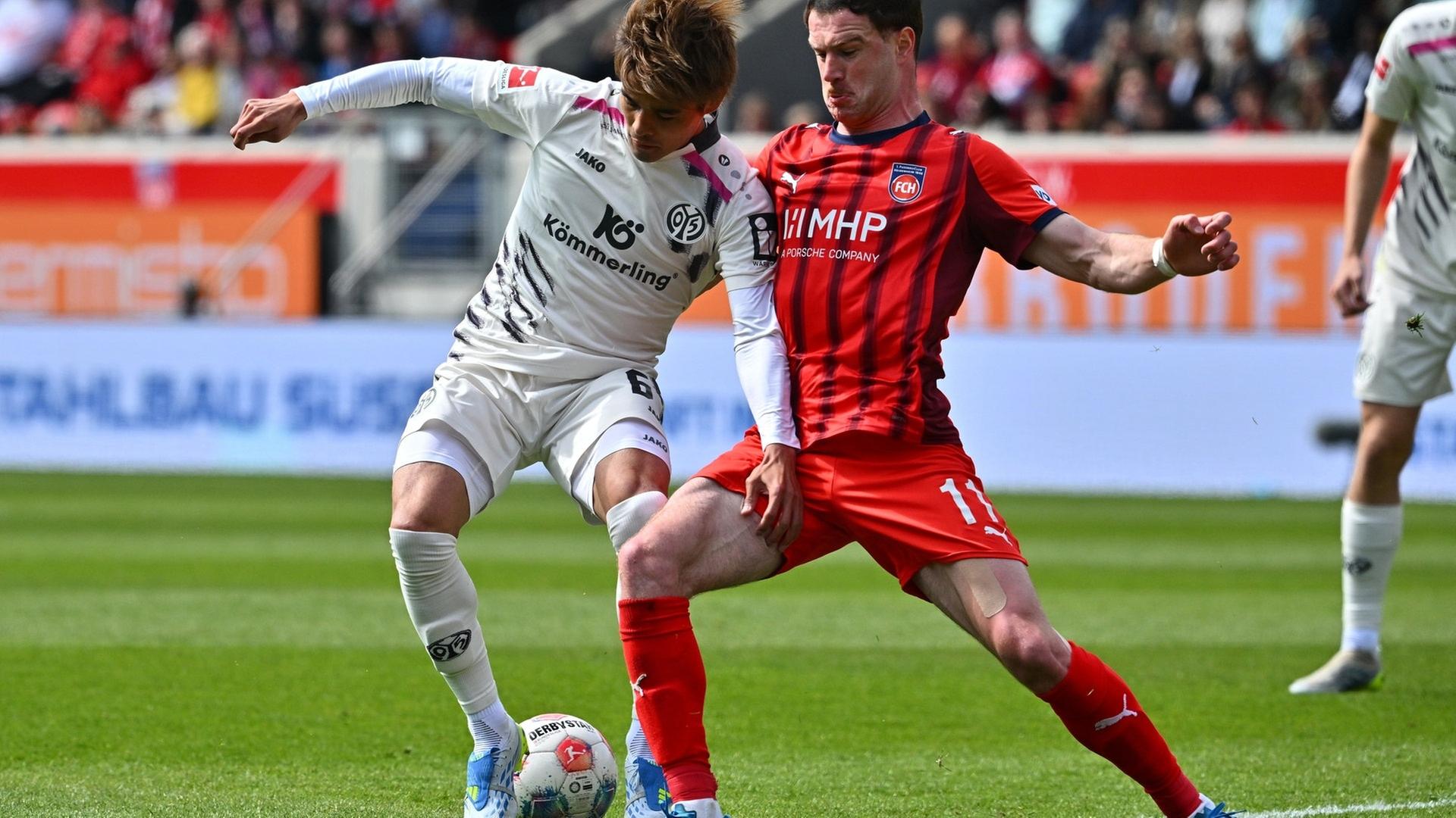 Kaishu Sano (li., 1. FSV Mainz 05) und Budu Zivzivadze (1. FC Heidenheim 1846) kämpfen um den Ball | picture-alliance / Reportdienste, Picture Alliance