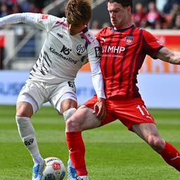 Kaishu Sano (li., 1. FSV Mainz 05) und Budu Zivzivadze (1. FC Heidenheim 1846) kämpfen um den Ball