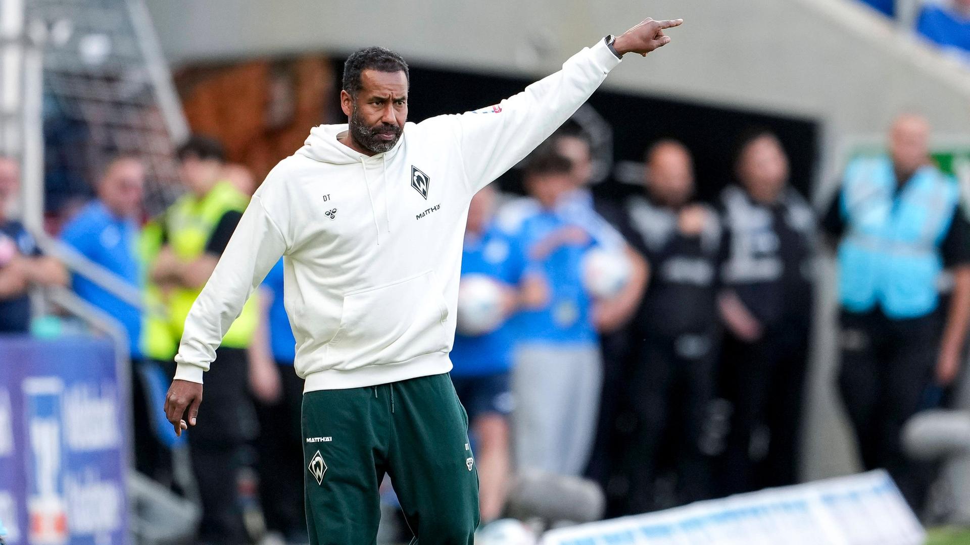 Werders Fußball-Trainer Daniel Thioune gestikuliert an der Seitenlinie während des Spiels in Hoffenheim. | Imago | Foto2Press