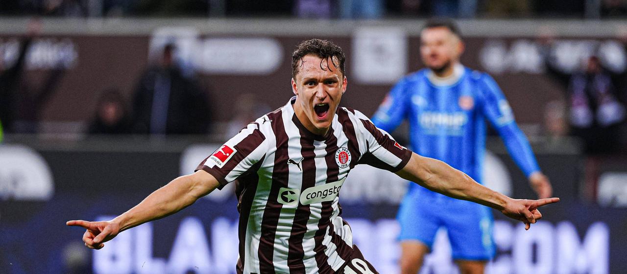 St. Paulis Martijn Kaars bejubelt seinen ersten Bundesliga-Treffer