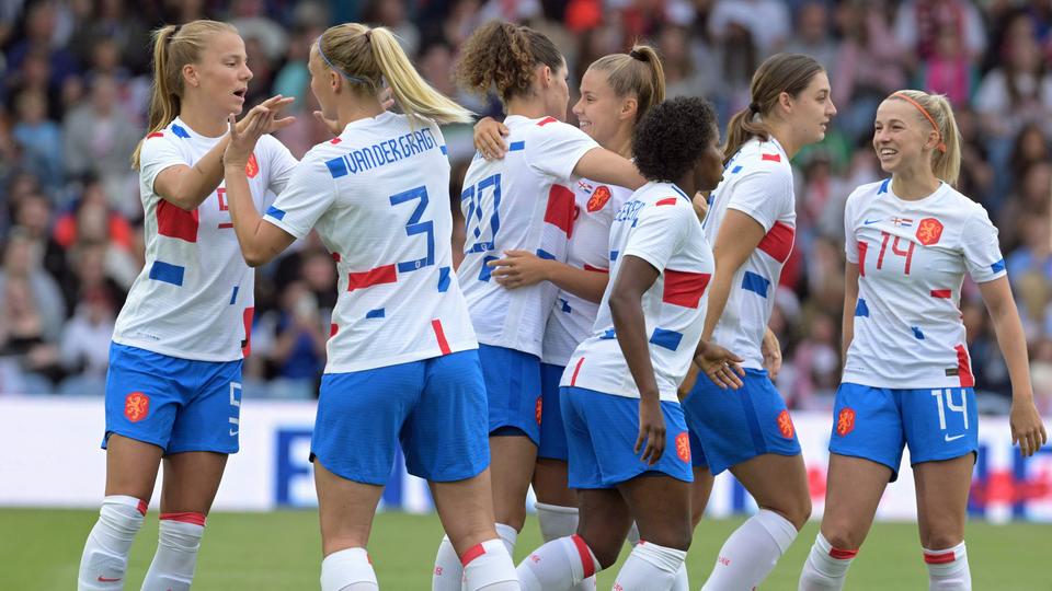 Niederländische Spielerinnen bejubeln ein Tor im Testspiel gegen England in Leeds. | picture alliance / ANP | Gerrit van Keulen Niederländische Spielerinnen bejubeln ein Tor im Testspiel gegen England in Leeds.