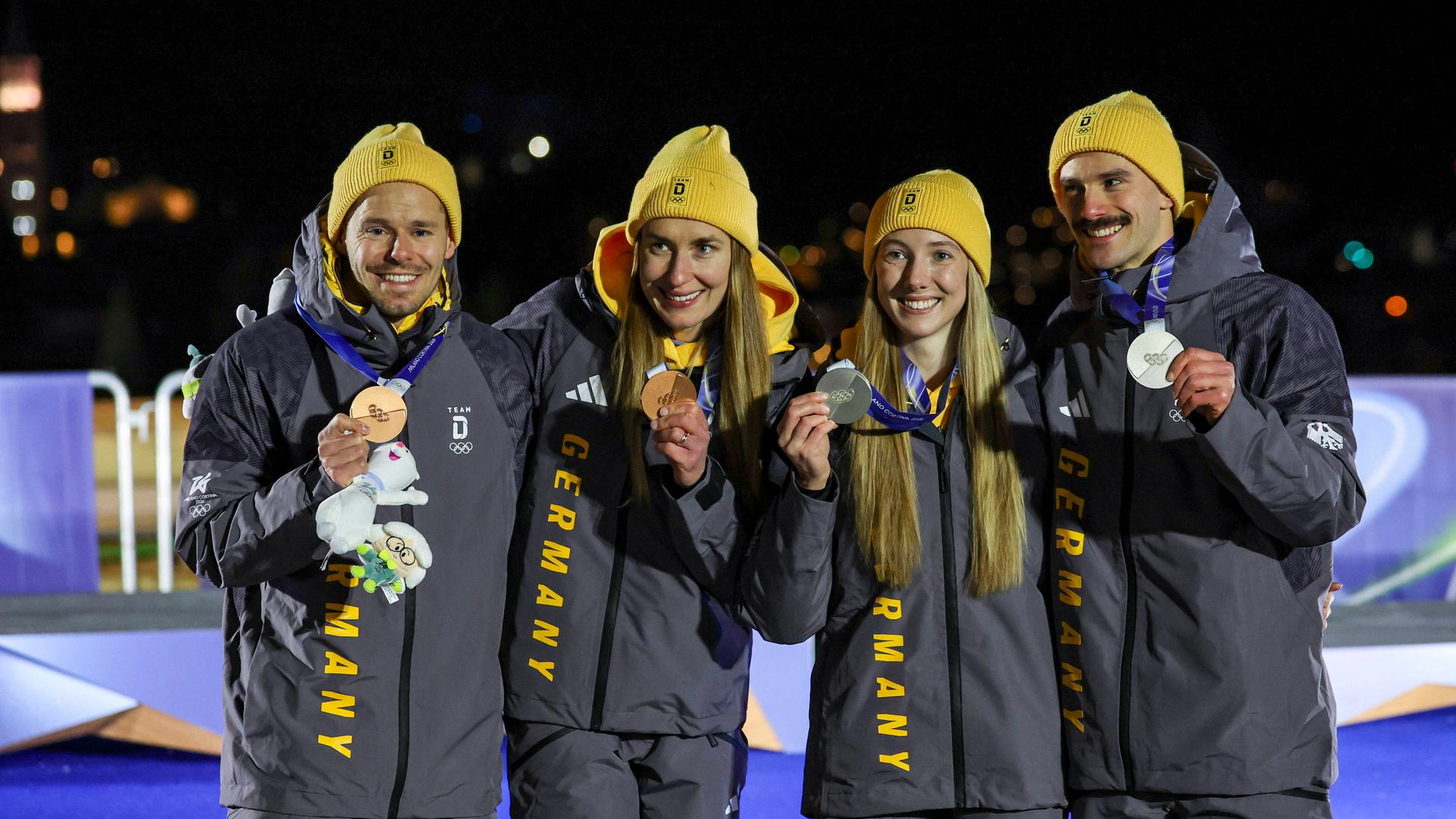 Die deutschen Duos Pfeiffer/Grotheer und Kreher/Jungk mit ihren Medaillen | IMAGO/GEPA pictures/ Matic Klansek
