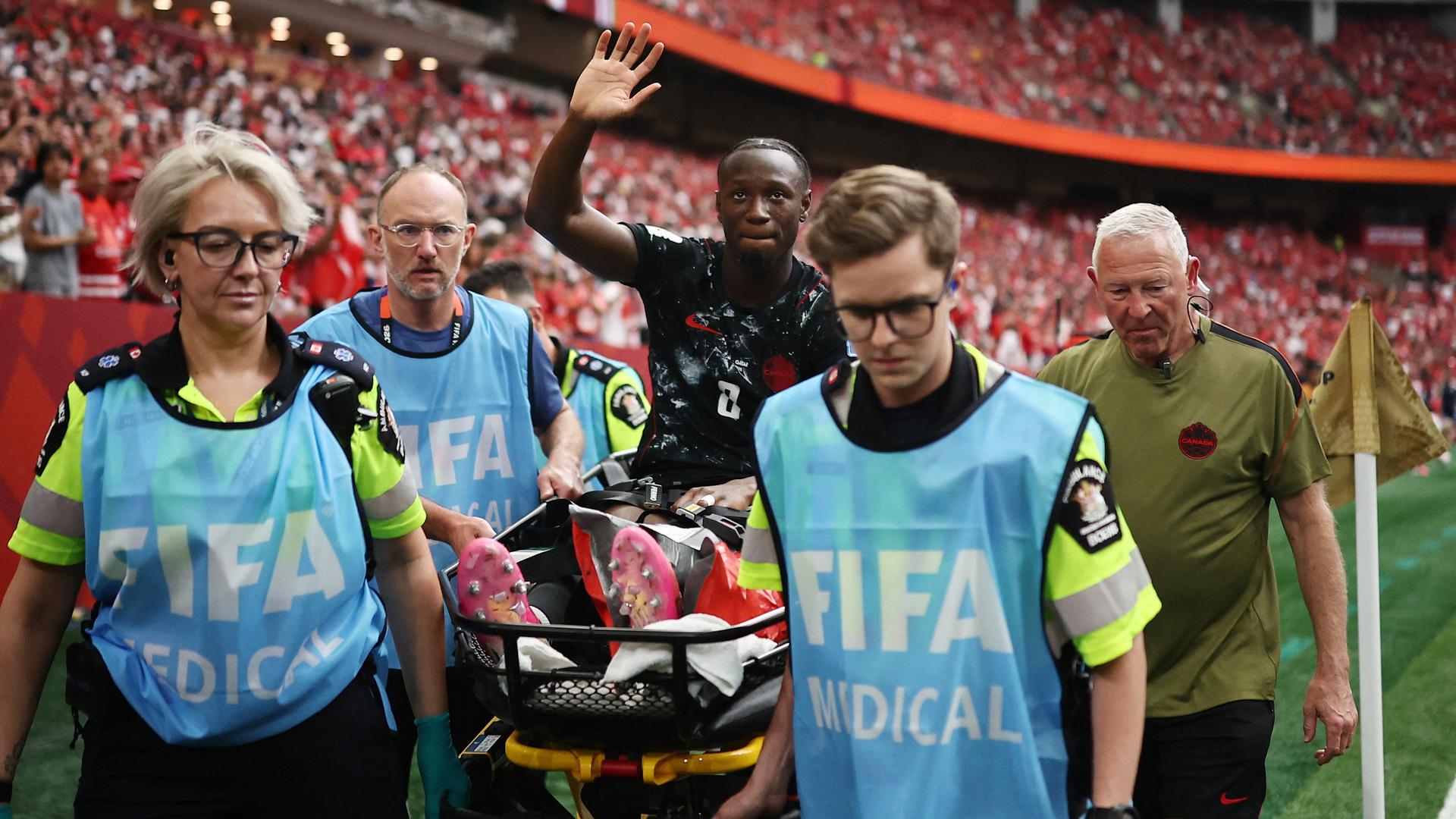 VerlÃ¤sst winkend auf der Trage das Stadion in Vancouver: Ismael Kone | REUTERS/Agustin Marcarian
