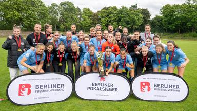 Die Fußballerinnen von Viktoria Berlin jubeln über den Gewinn des Landespokals. Quelle: imago images/Matthias Koch