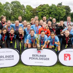 Die Fußballerinnen von Viktoria Berlin jubeln über den Gewinn des Landespokals. Quelle: imago images/Matthias Koch