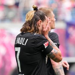 St. Paulis Kapitän Jackson Irvine (v.) hält sich enttäuscht die Hände vor das Gesicht