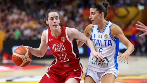 US-Basketballerin Caitlin Clark (l.) im WM-Spiel in Berlin gegen Italien