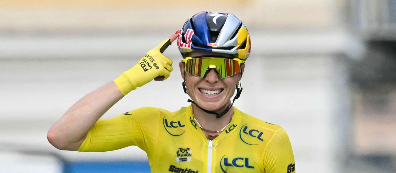 Demi Vollering bejubelt den Gewinn der Tour de France Femmes 2026